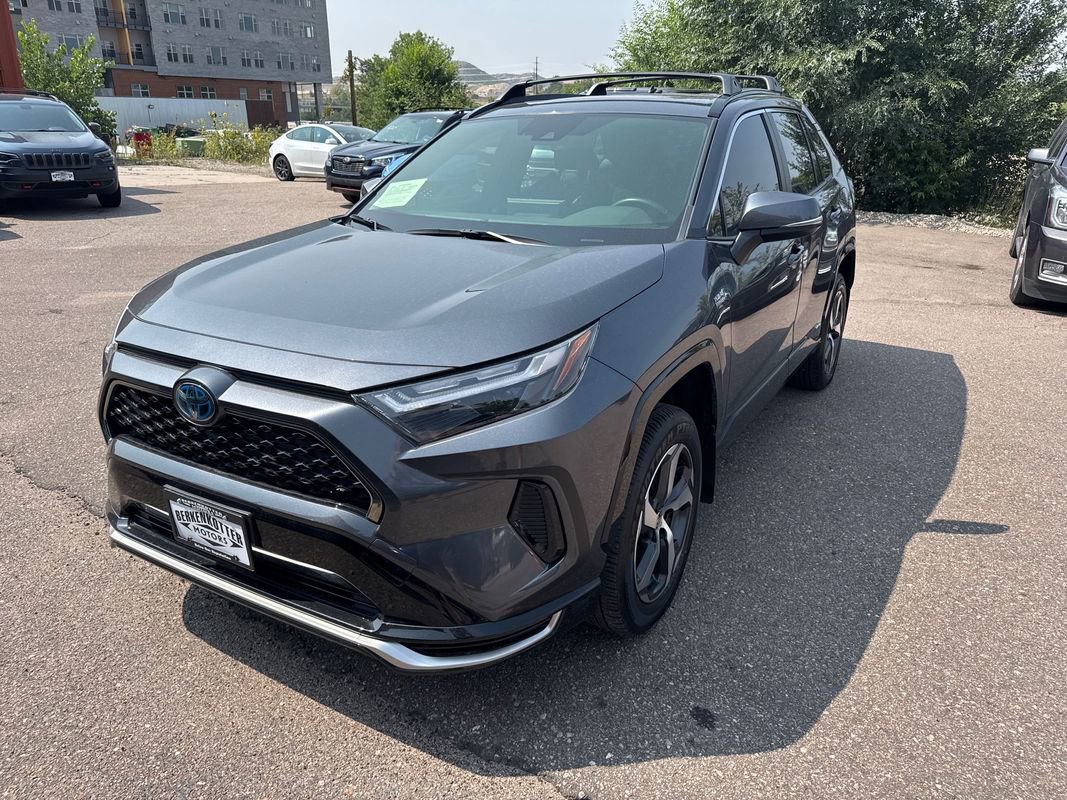 Used 2023 Toyota RAV4 SE image 3