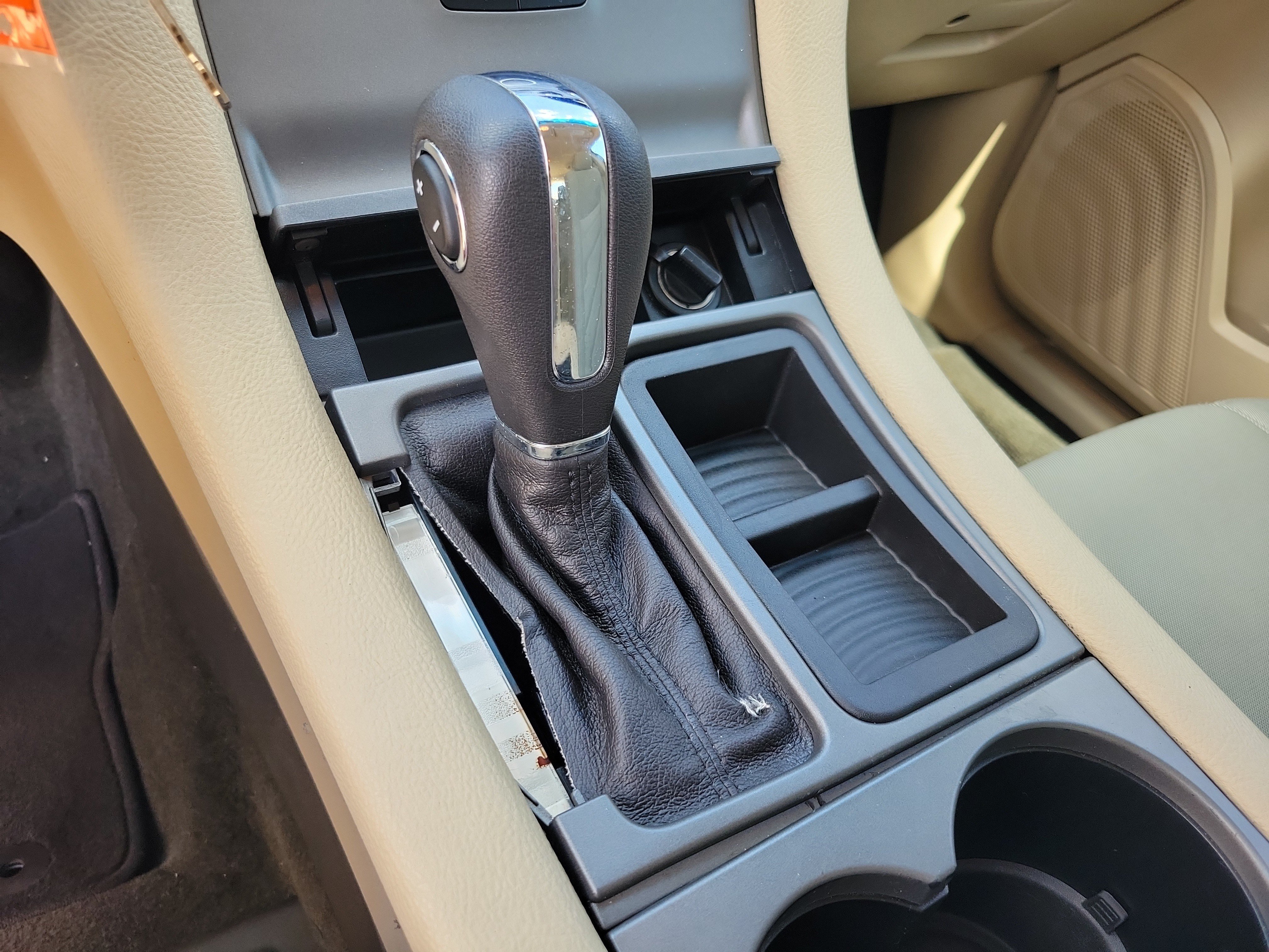 Used 2014 Ford Taurus SE FWD image 9