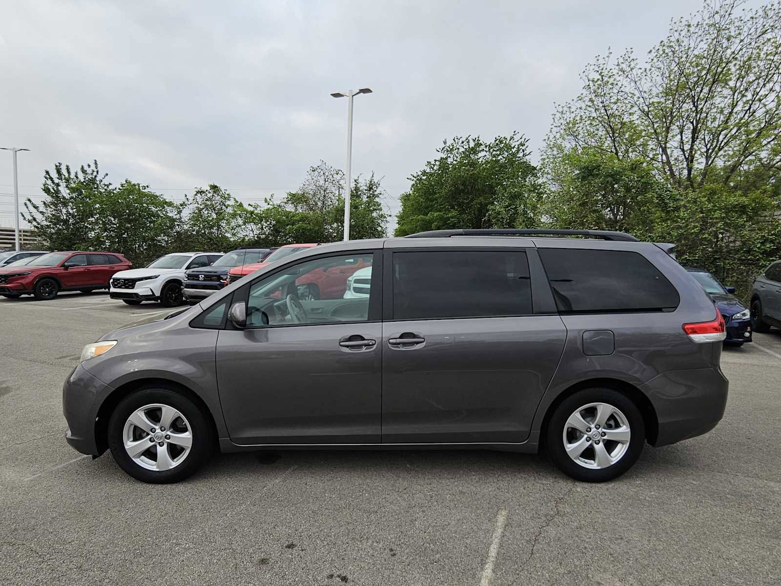 Used 2014 Toyota Sienna LE image 4
