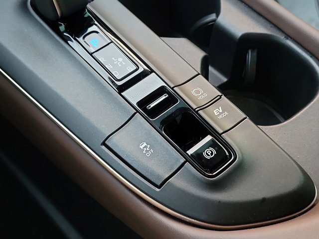 Used 2023 Toyota Crown Limited image 24