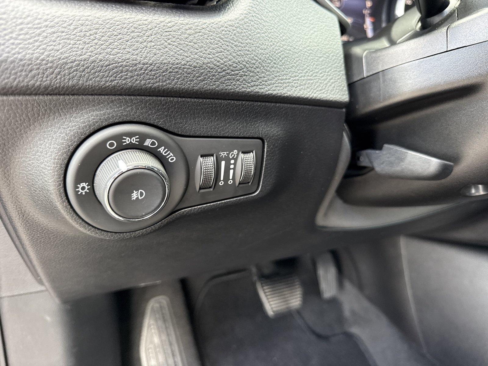 Used 2019 Jeep Compass Latitude FWD image 17