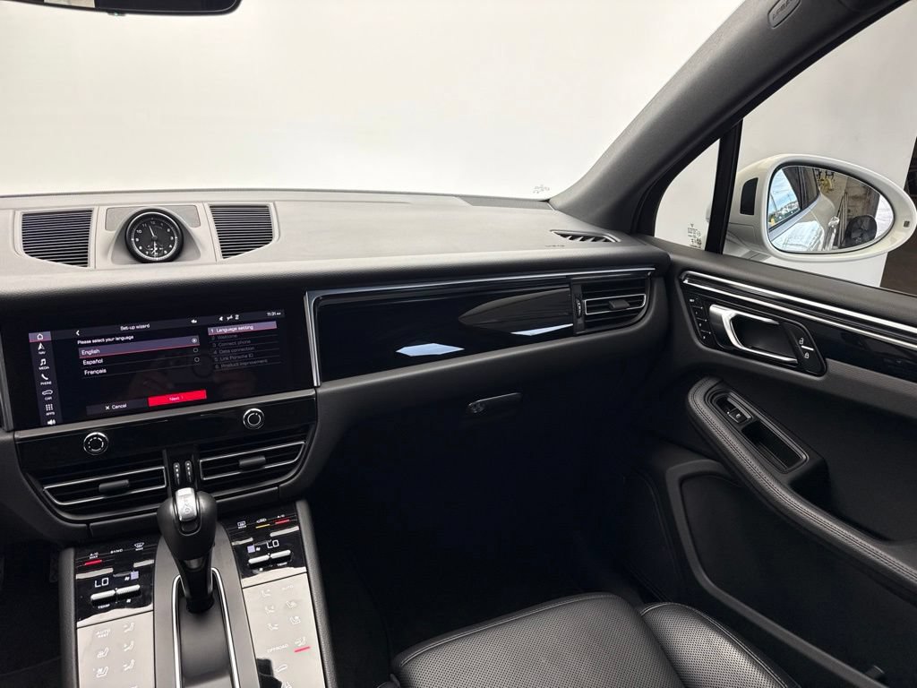 Certified 2024 Porsche Macan AWD/4WD image 29
