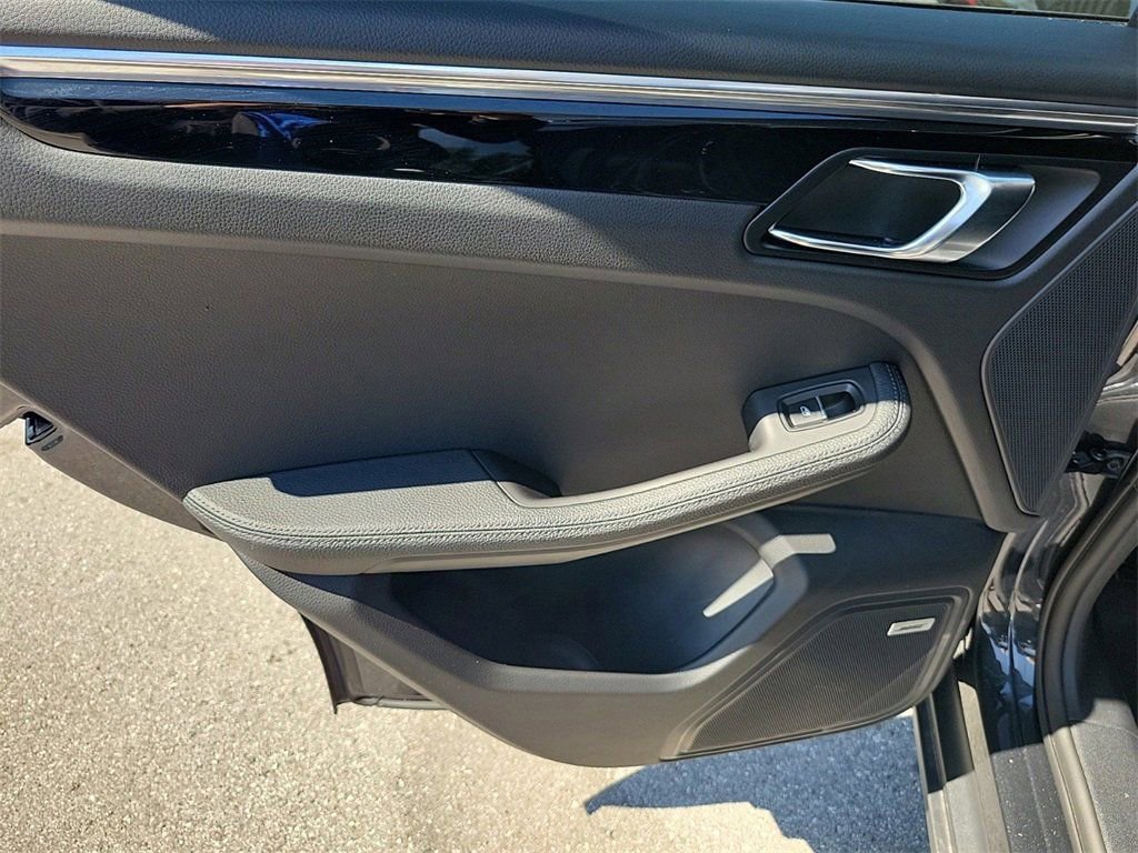Certified 2025 Porsche Macan image 11
