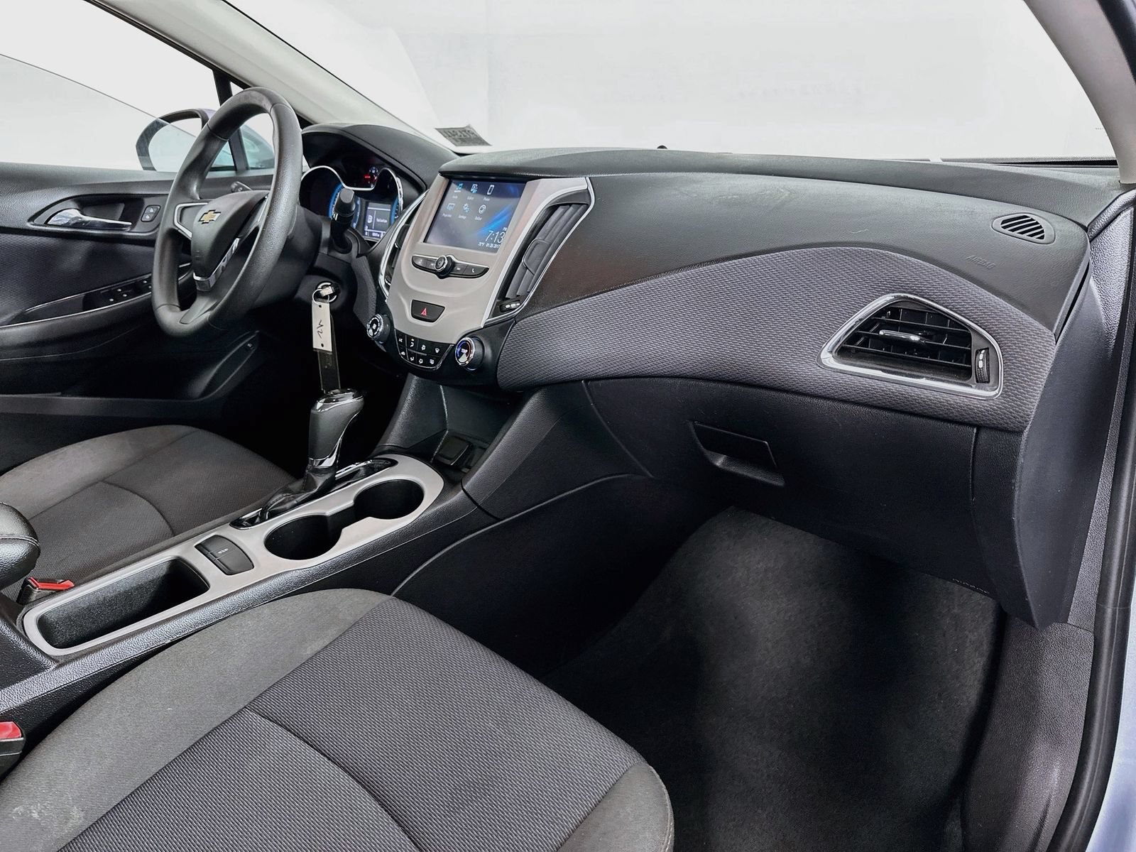 Used 2017 Chevrolet Cruze LS FWD image 26