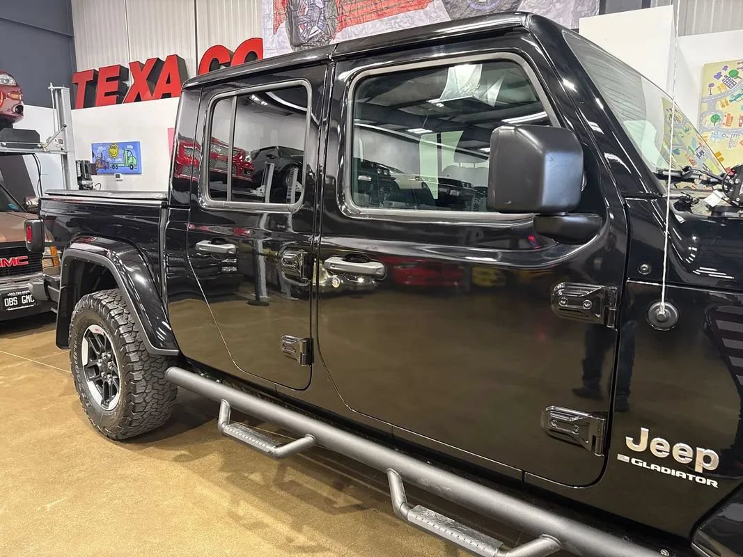 Used 2023 Jeep Gladiator Overland w/ Cold Weather Group AWD/4WD image 31
