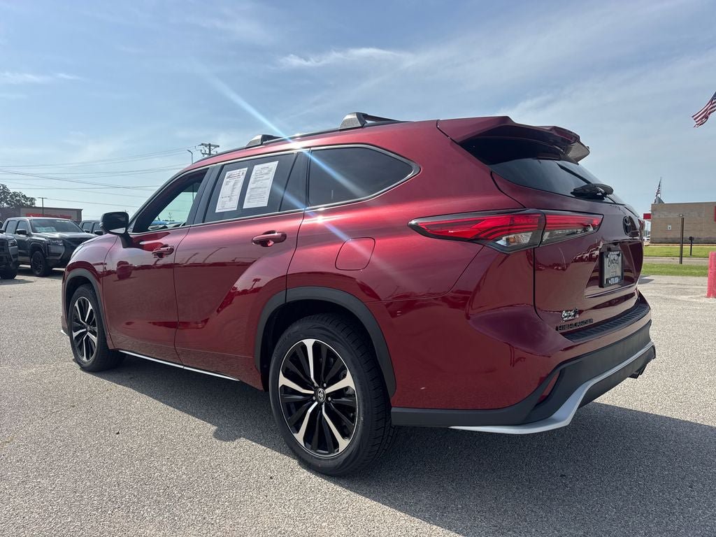 Used 2022 Toyota Highlander XSE FWD image 4