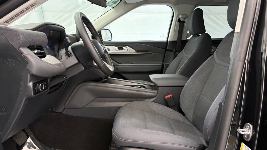 Used 2025 Ford Explorer Active AWD/4WD image 15