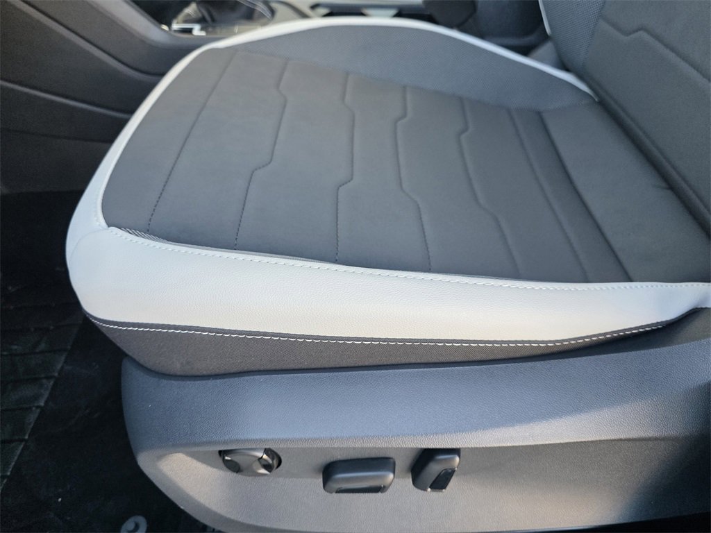 New 2026 Volkswagen Taos SE image 17
