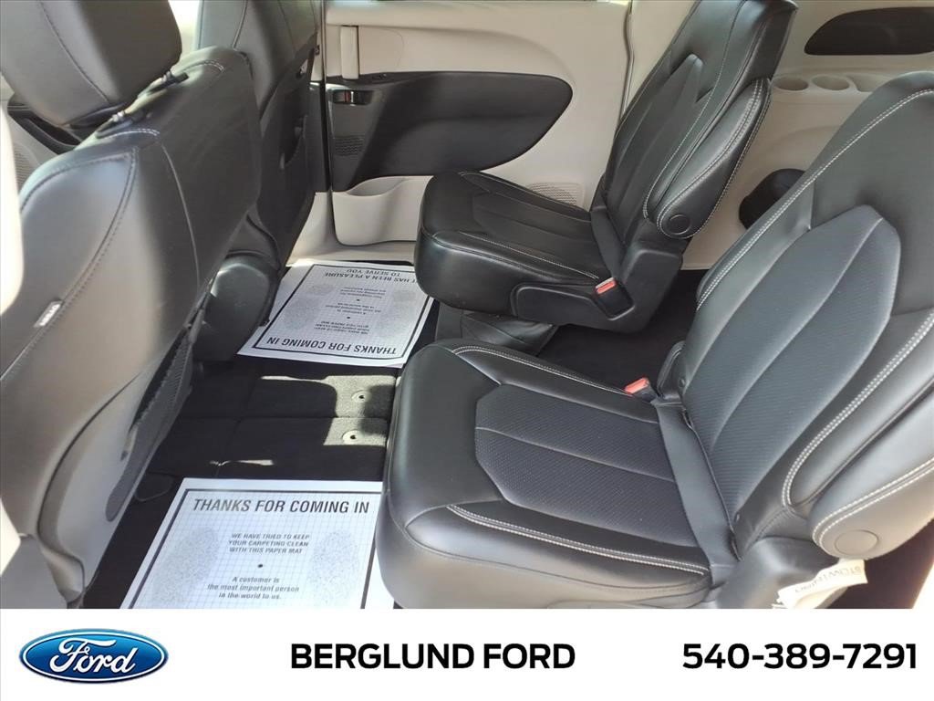 Used 2023 Chrysler Pacifica Touring-L FWD image 13