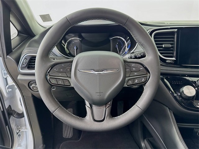 Used 2025 Chrysler Pacifica Premium image 12