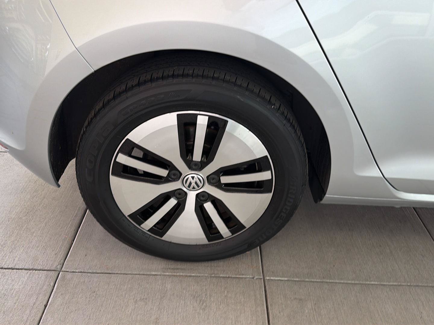 Used 2016 Volkswagen e-Golf SE w/ DC Fast Charging Package FWD image 11