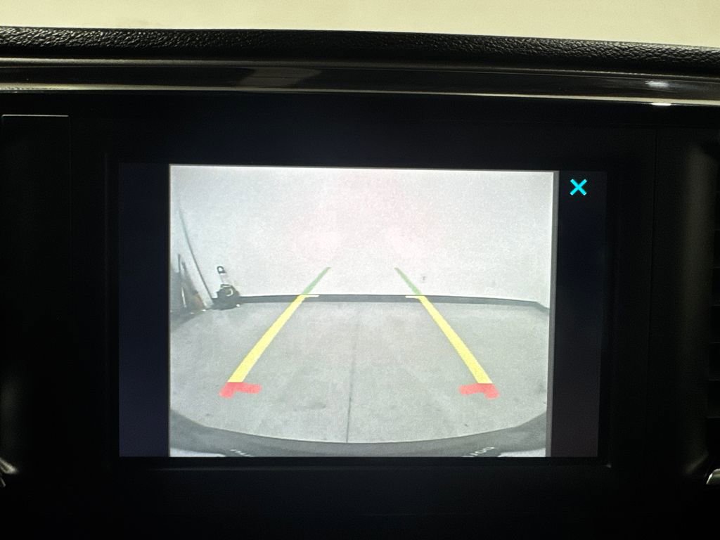 Used 2020 Chrysler Pacifica Touring-L FWD image 7