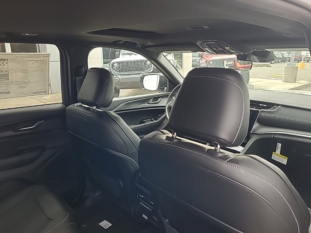 New 2025 Jeep Grand Cherokee 4WD image 33