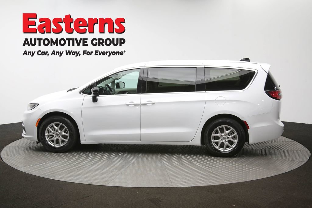 Used 2024 Chrysler Pacifica Touring-L image 59