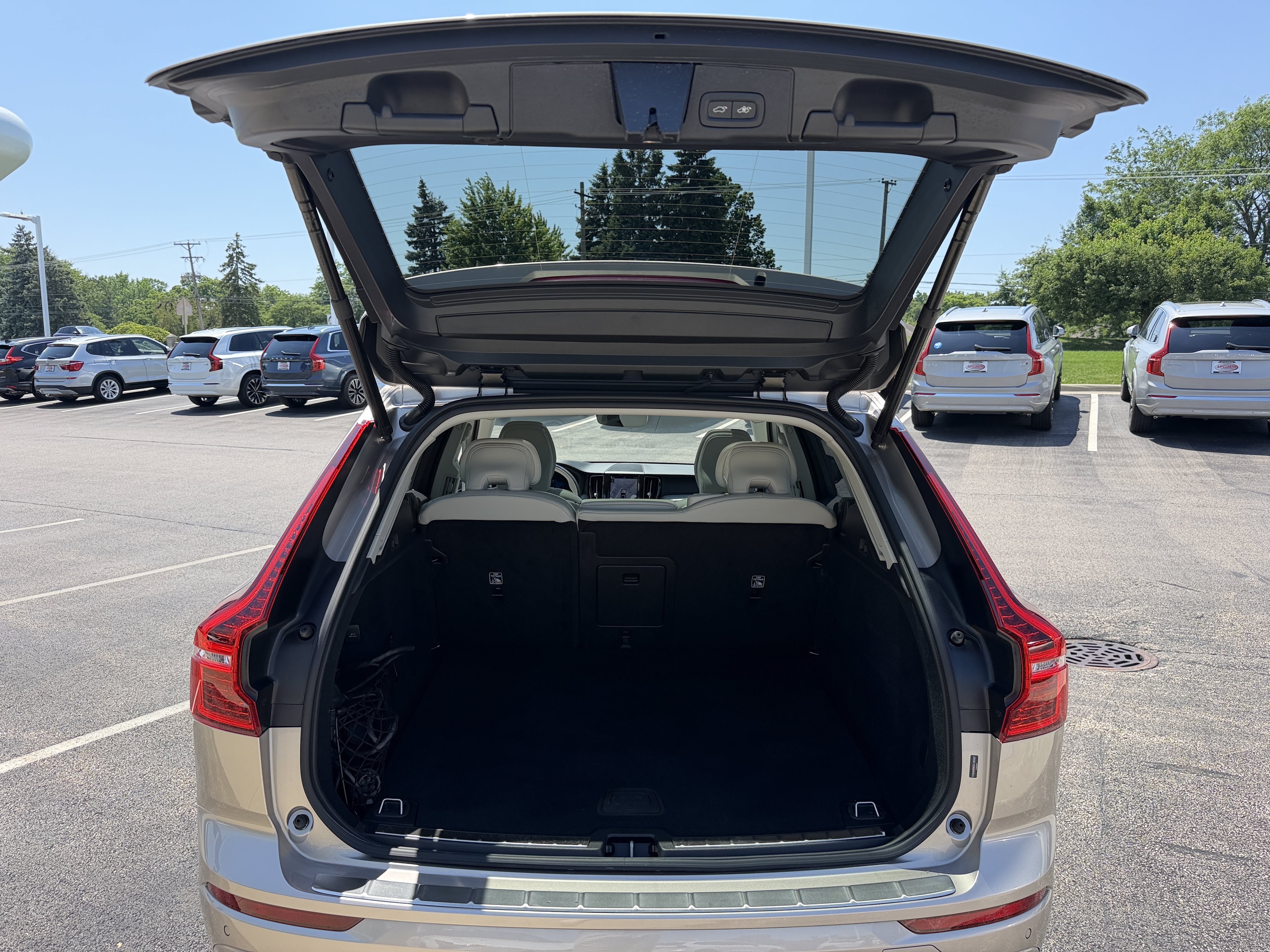 Used 2025 Volvo XC60 T8 Ultra w/ Protection Package Premier AWD/4WD image 11