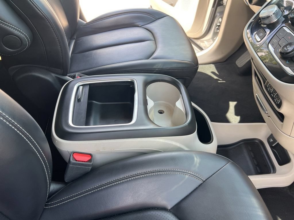 Used 2023 Chrysler Pacifica Touring-L FWD image 45