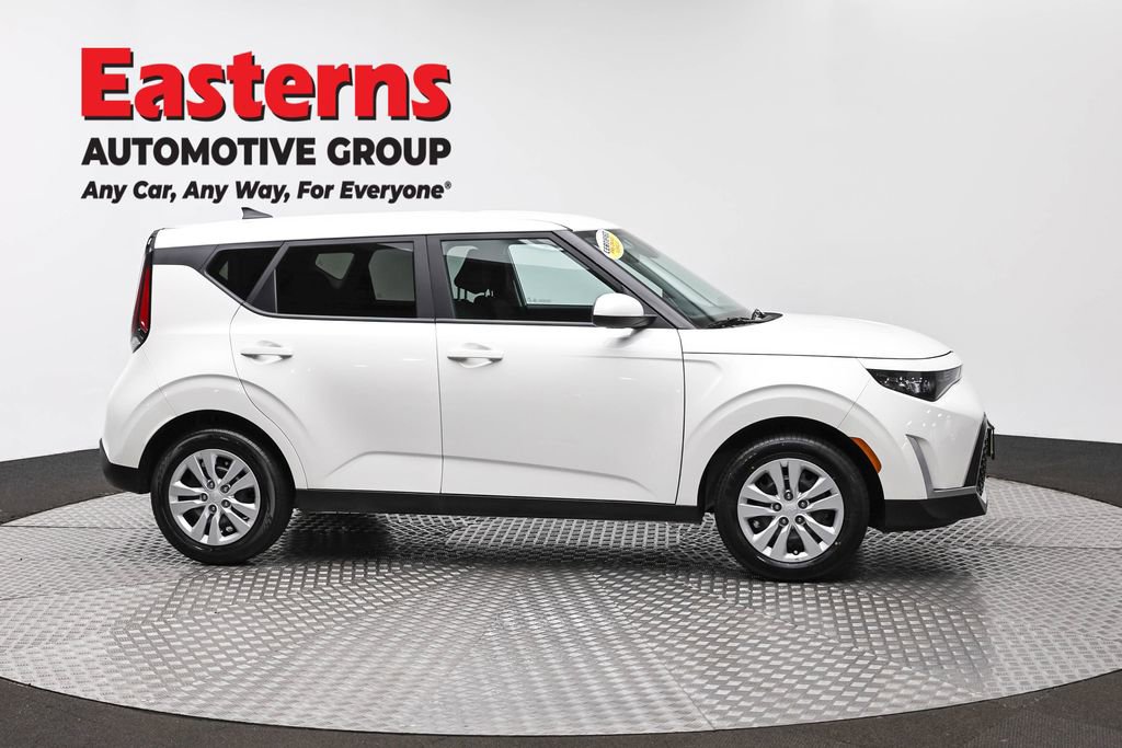 Used 2025 Kia Soul LX FWD image 4