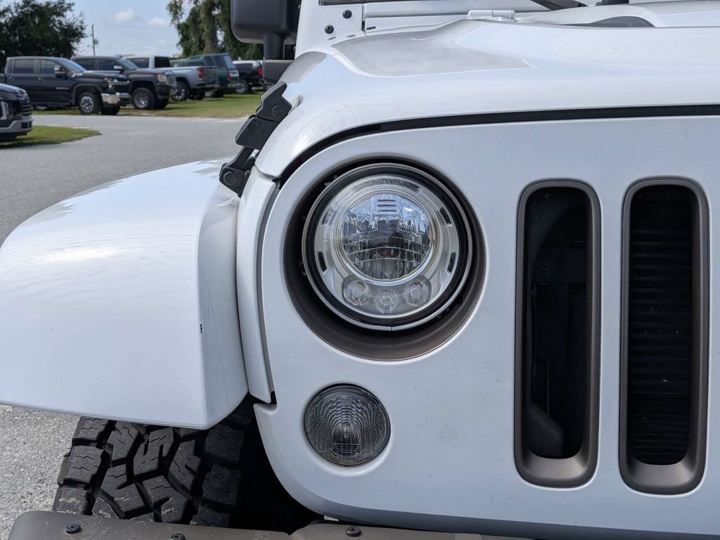 Used 2017 Jeep Wrangler Unlimited Sahara AWD/4WD image 9