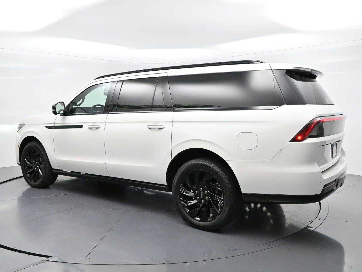 Used 2026 Lincoln Navigator L Reserve w/ Jet Appearance Package AWD/4WD image 5