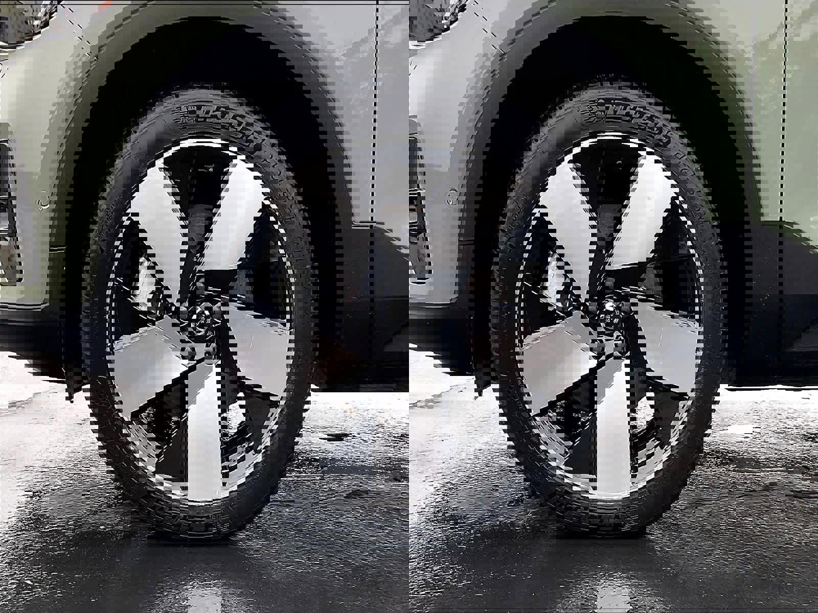 Used 2023 Volvo XC40 Recharge Ultimate image 12