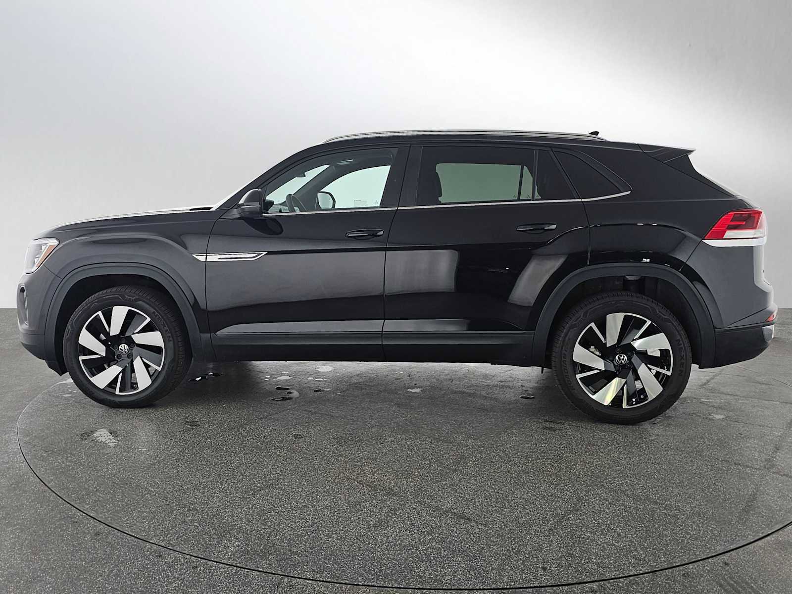 Used 2025 Volkswagen Atlas Cross Sport SE image 6