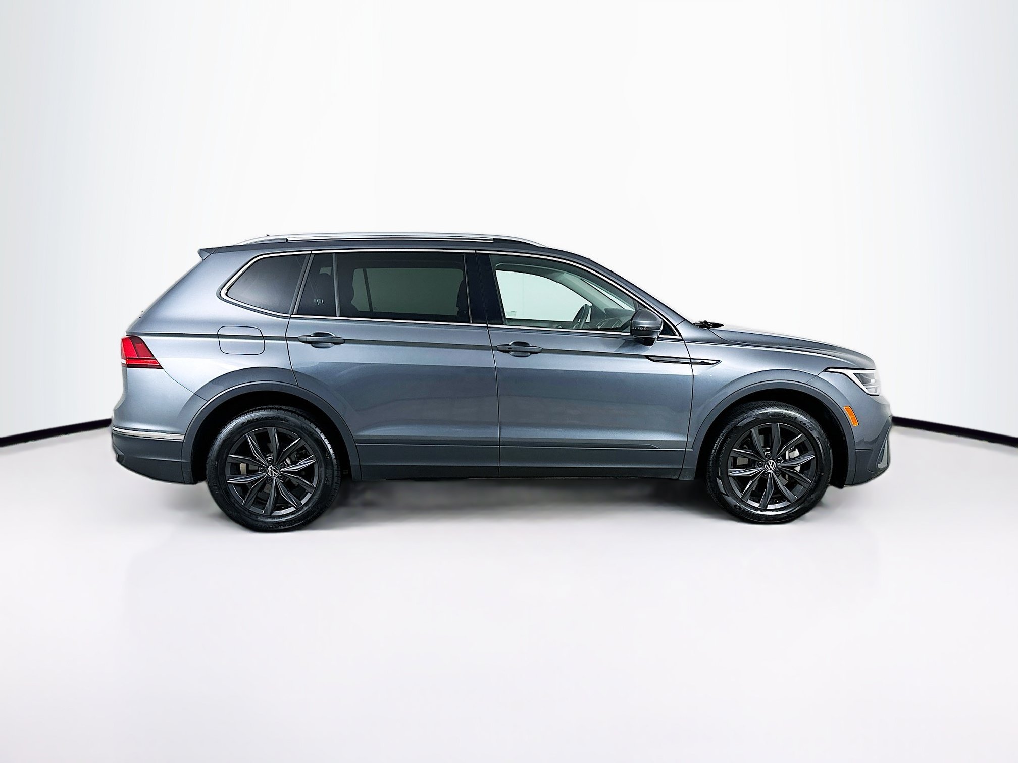 Used 2024 Volkswagen Tiguan SE FWD image 10