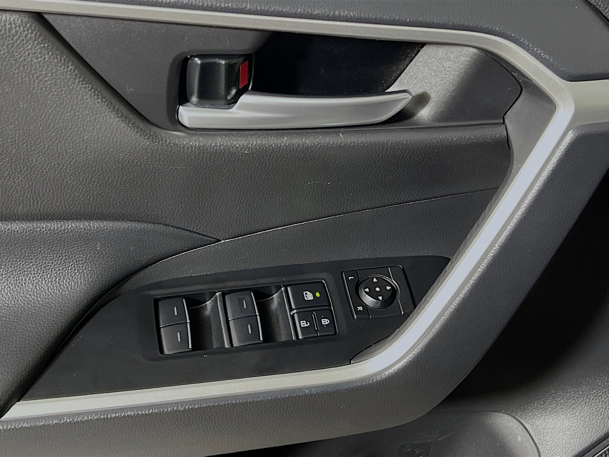 Used 2025 Toyota RAV4 XLE image 17