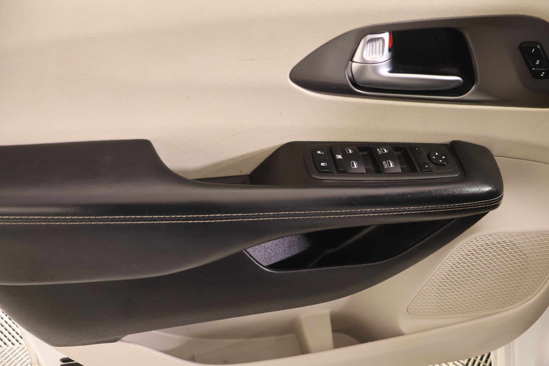 Used 2023 Chrysler Pacifica Touring-L FWD image 16
