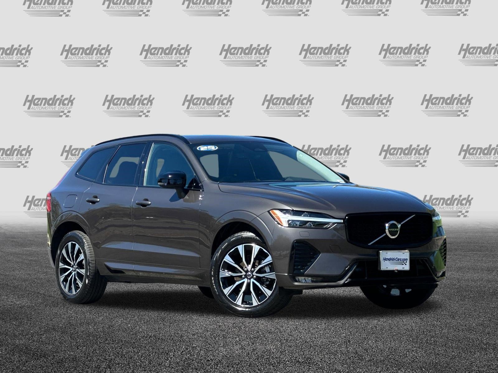 Used 2025 Volvo XC60 B5 Core image 2