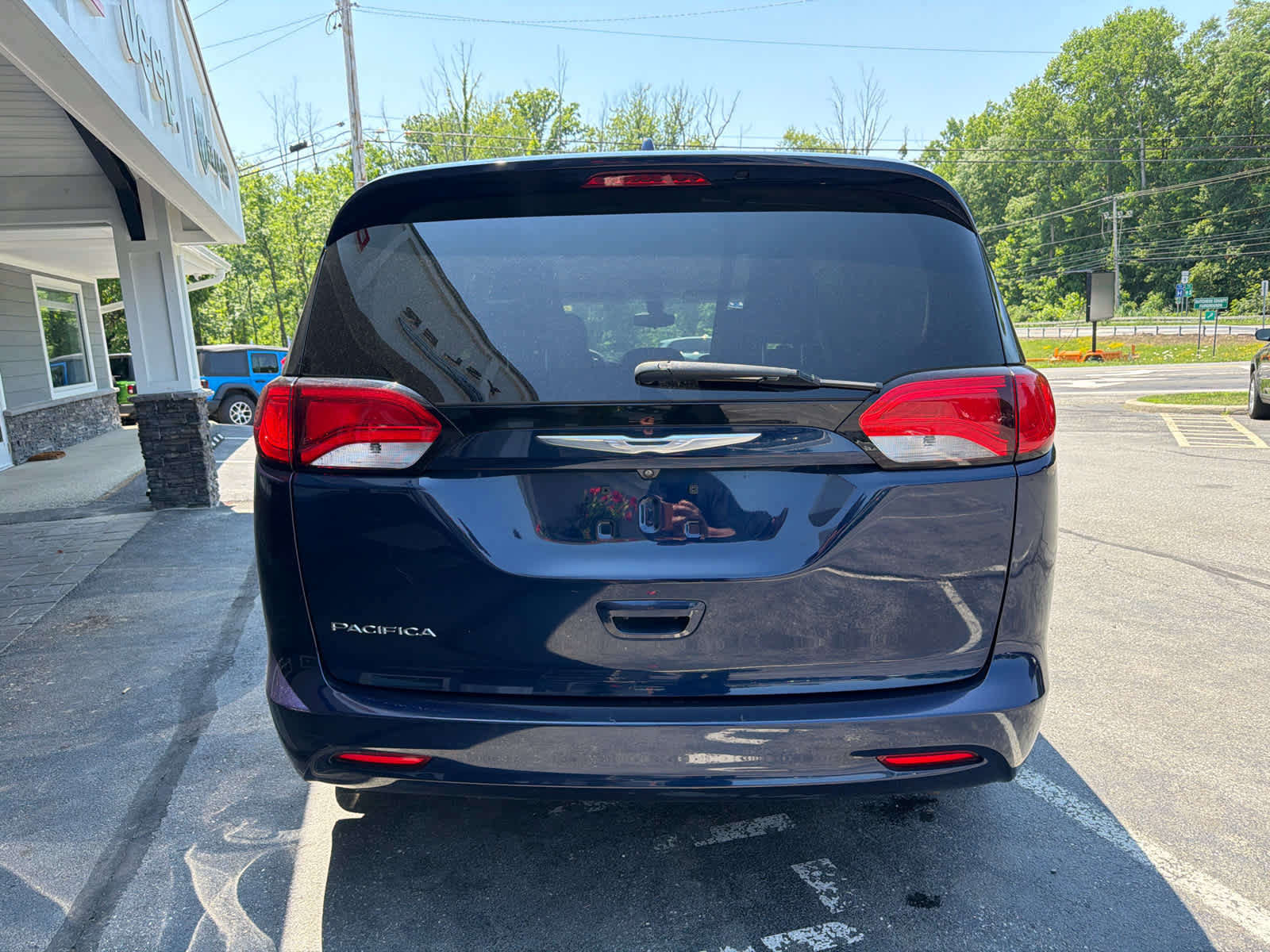 Used 2017 Chrysler Pacifica Touring w/ Tire & Wheel Group FWD image 7