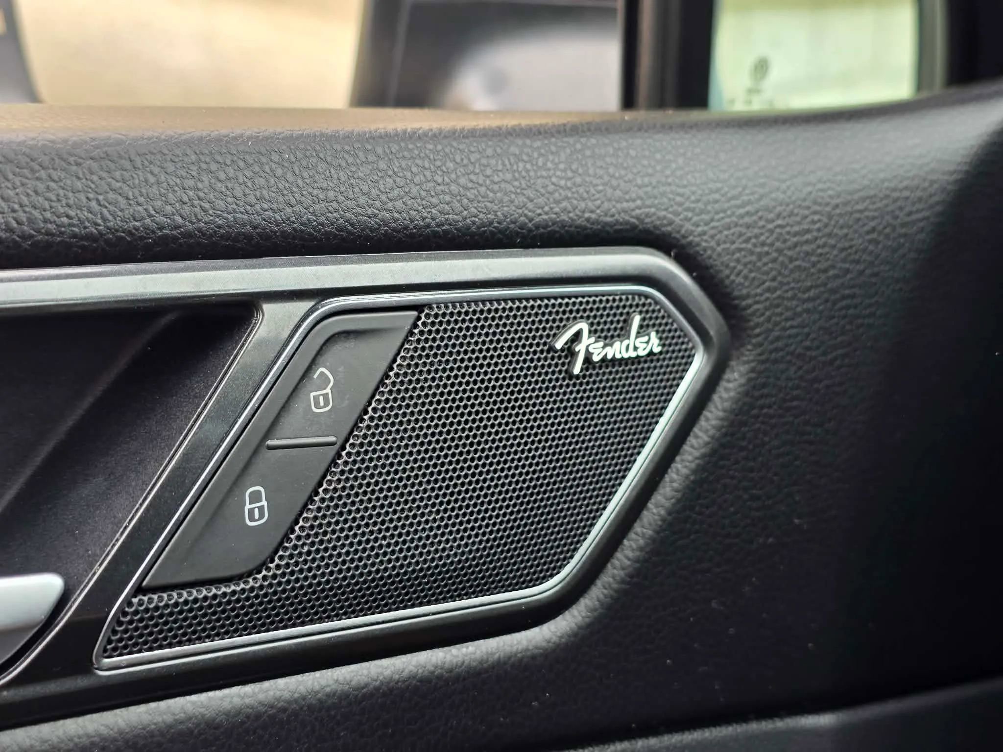 Used 2018 Volkswagen Tiguan SEL Premium image 28