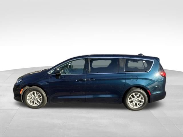 Used 2024 Chrysler Pacifica Touring-L image 4