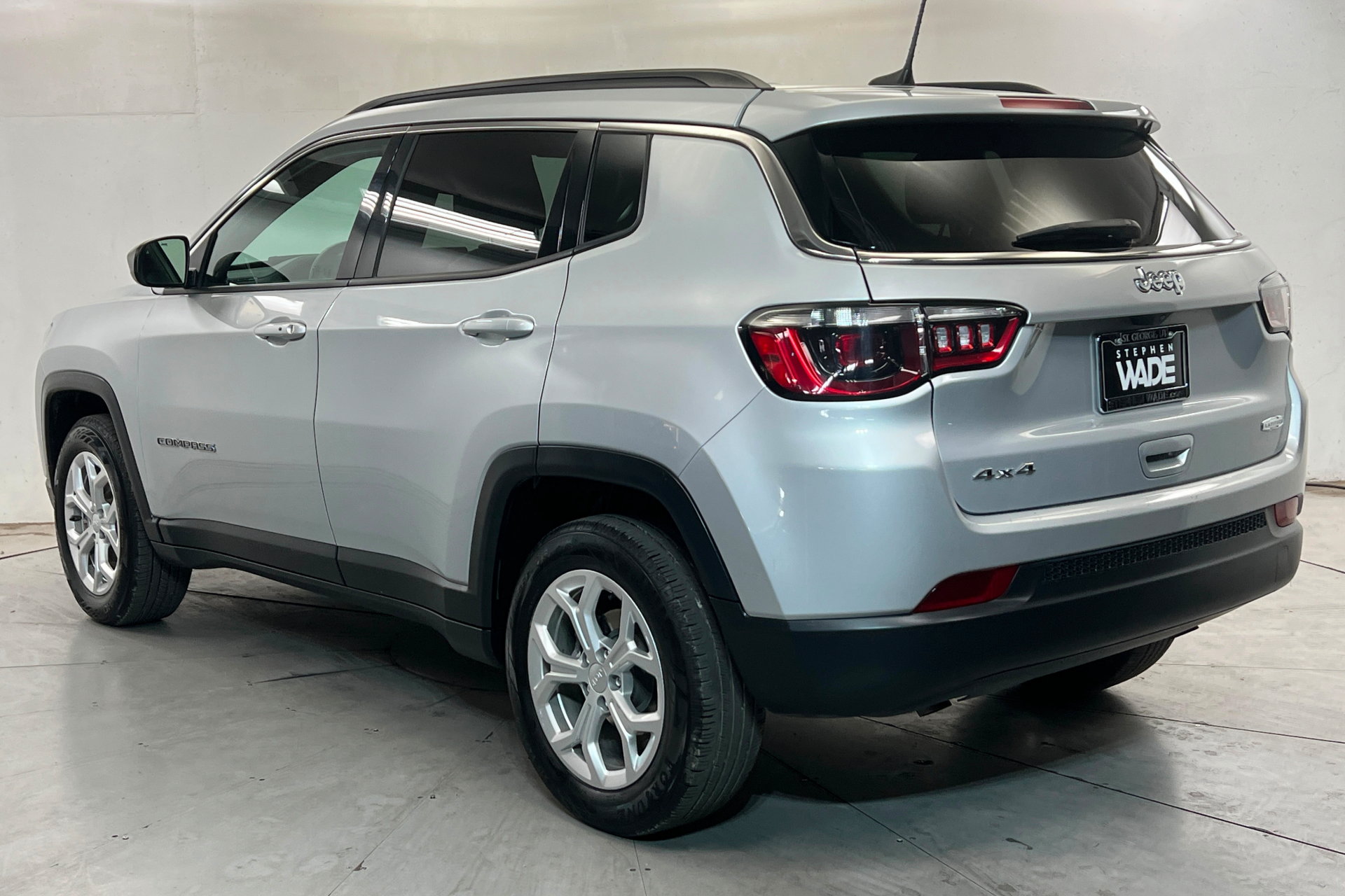 Used 2024 Jeep Compass Latitude AWD/4WD image 3
