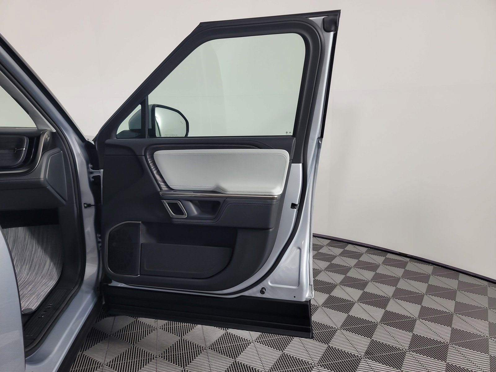 Used 2024 Rivian R1S Adventure AWD/4WD image 18