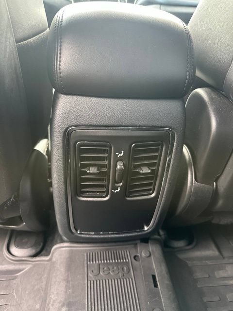 Used 2020 Jeep Grand Cherokee Laredo w/ Laredo X Package RWD image 12