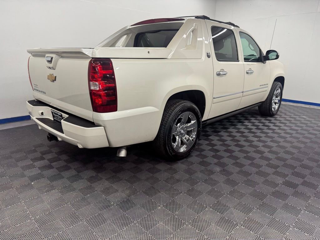Used 2013 Chevrolet Avalanche LTZ AWD/4WD image 20