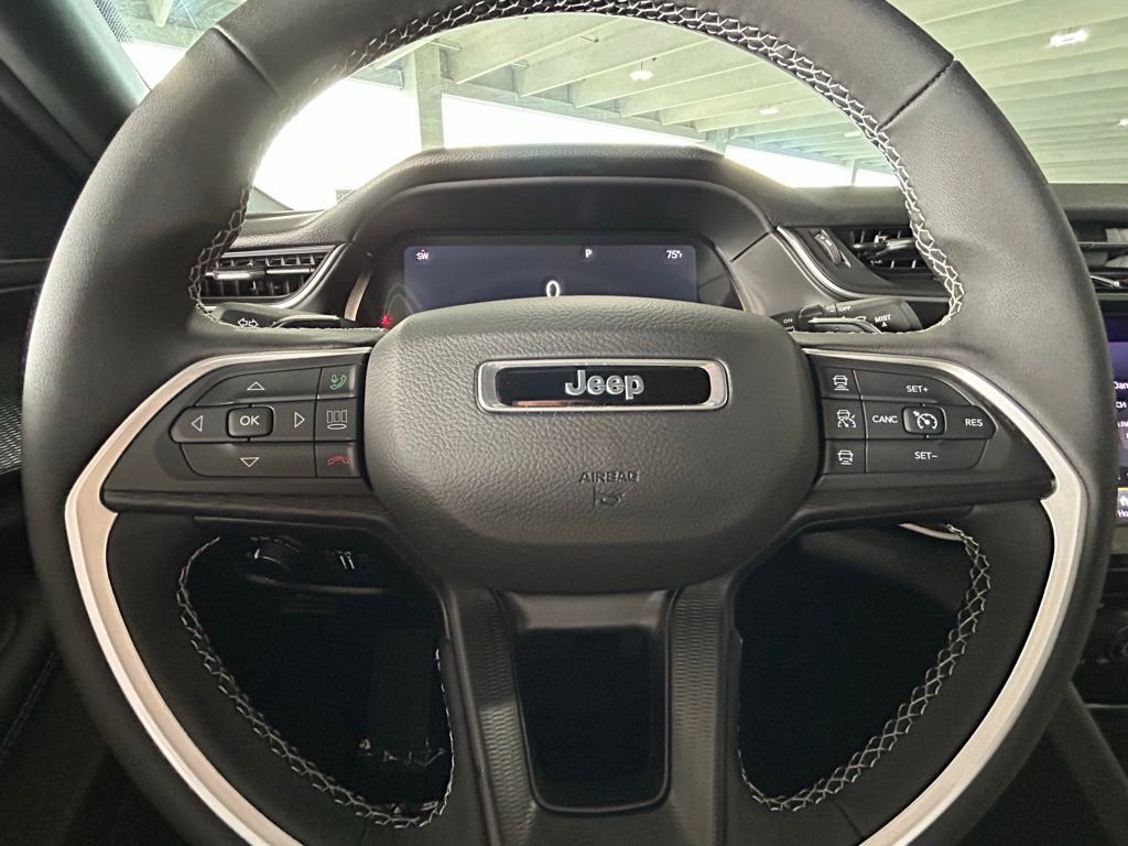 Used 2025 Jeep Grand Cherokee Laredo image 23