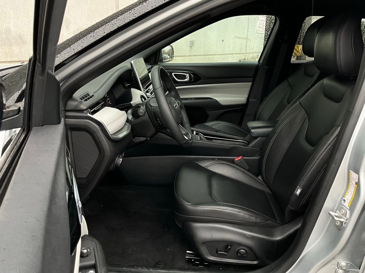 Used 2025 Jeep Compass Limited image 10