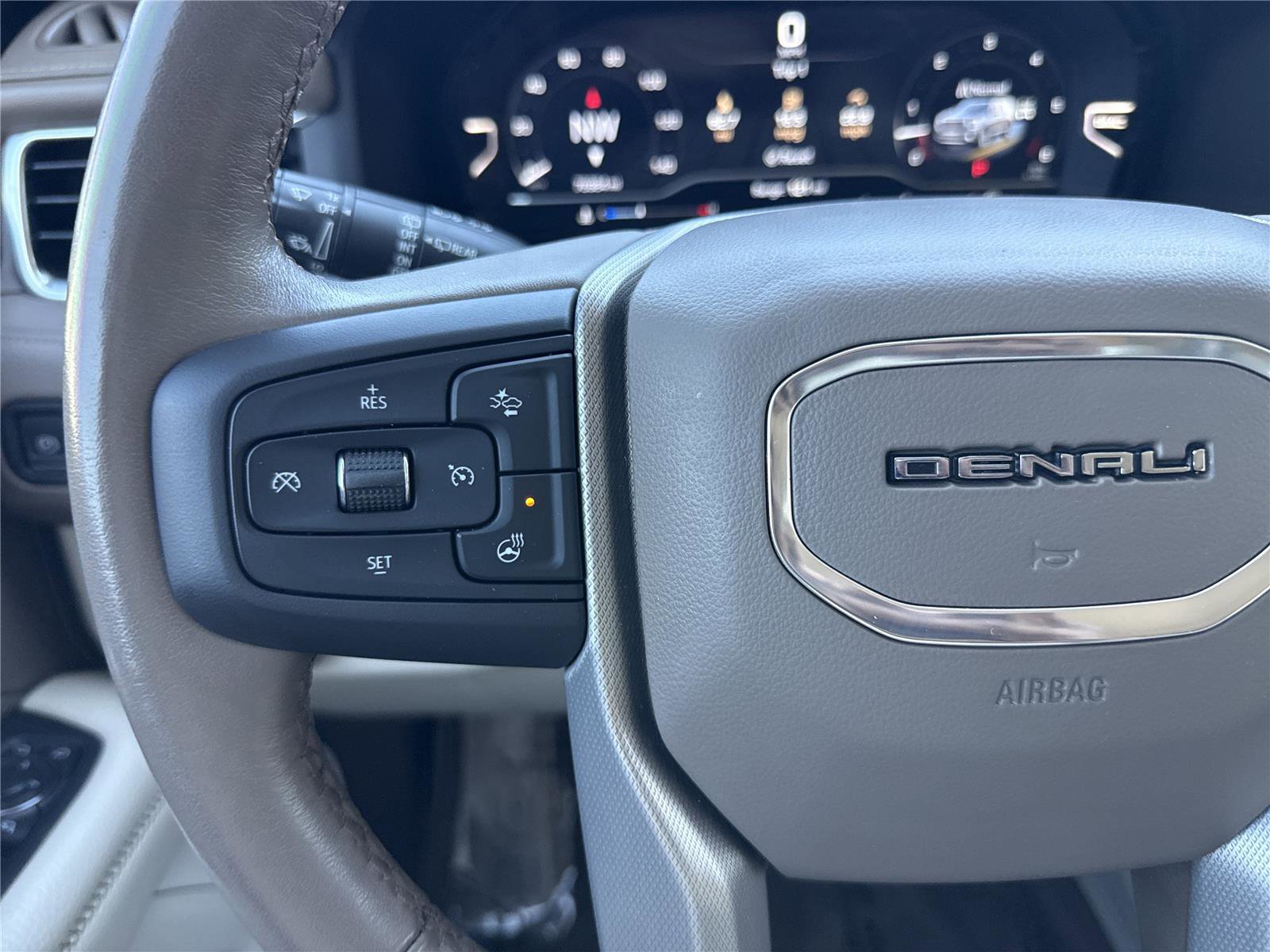 Used 2022 GMC Yukon Denali w/ Advanced Technology Package image 13