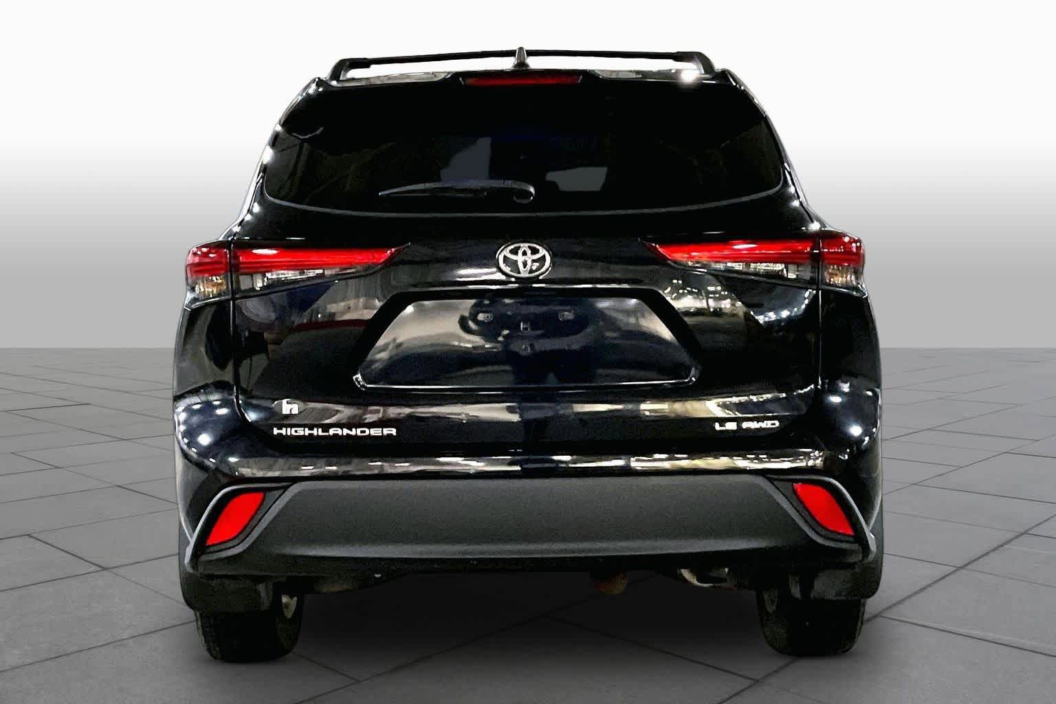 Used 2023 Toyota Highlander LE AWD/4WD image 5