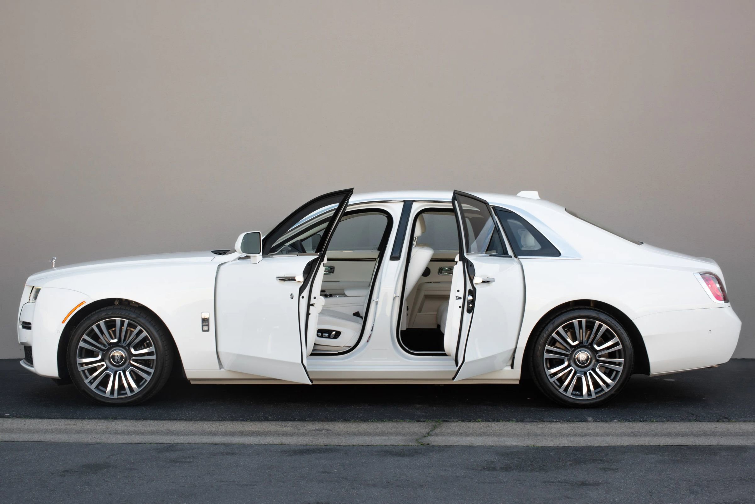 Used 2024 Rolls-Royce Ghost image 9