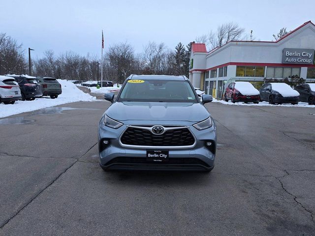 Used 2023 Toyota Highlander XLE image 3