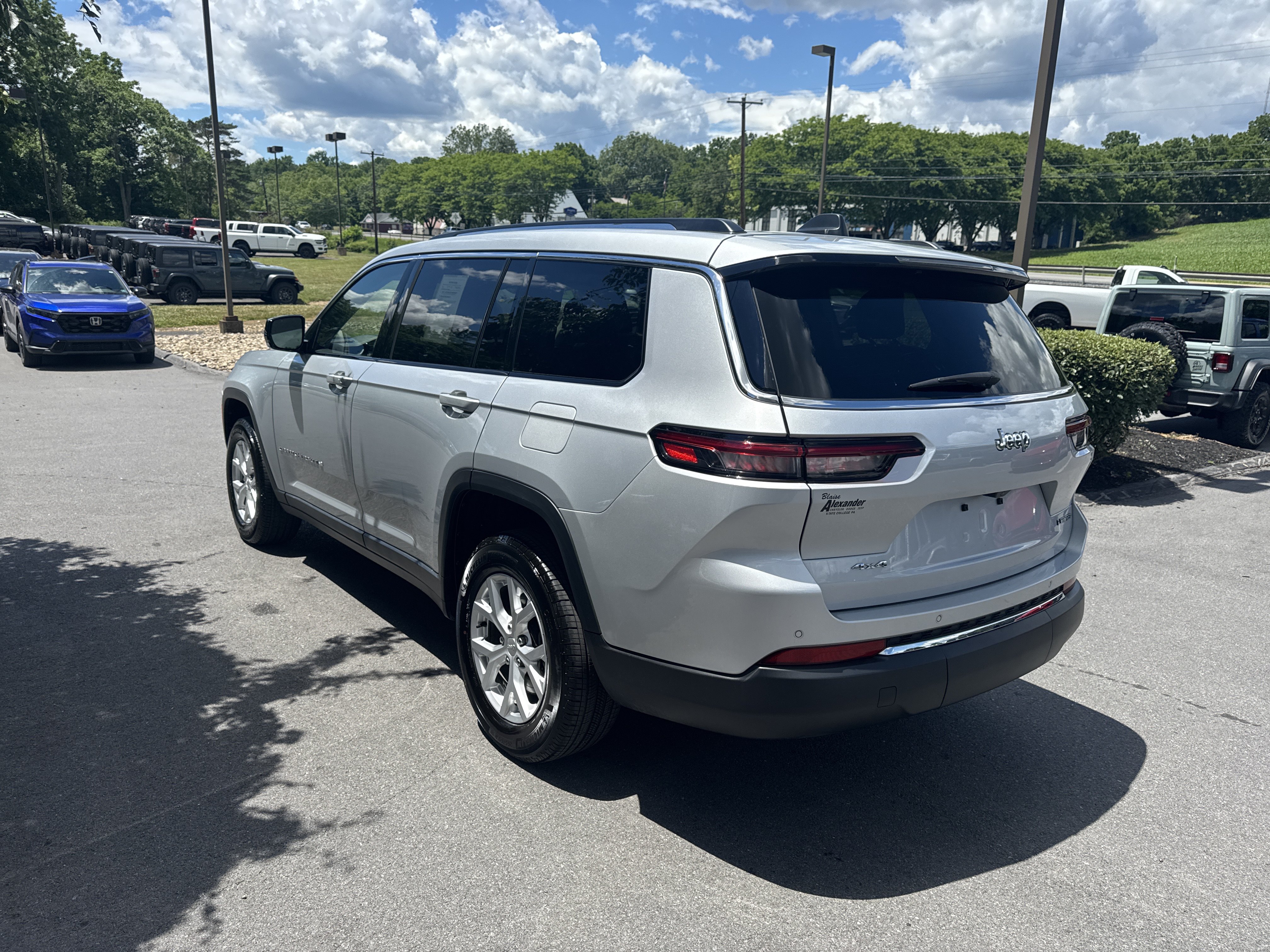 Used 2023 Jeep Grand Cherokee L Limited AWD/4WD image 6