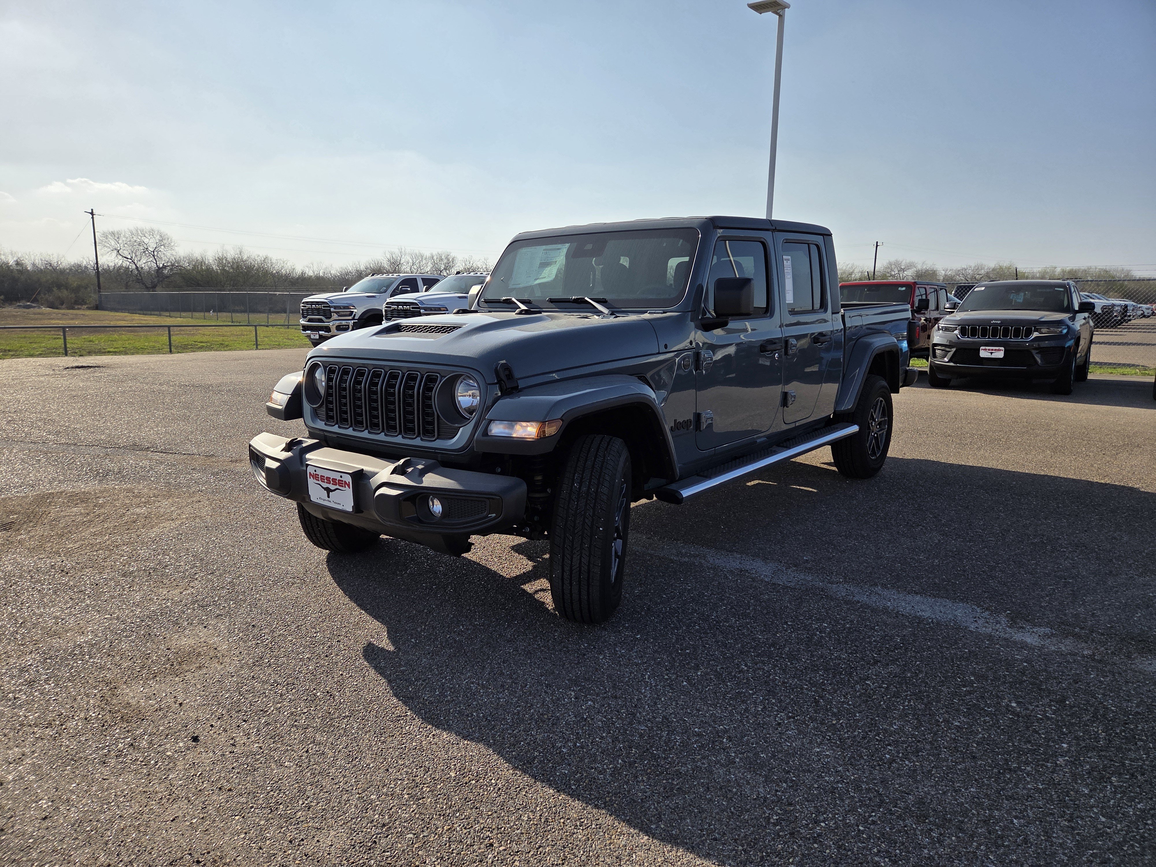 Used 2025 Jeep Gladiator Sport AWD/4WD image 3