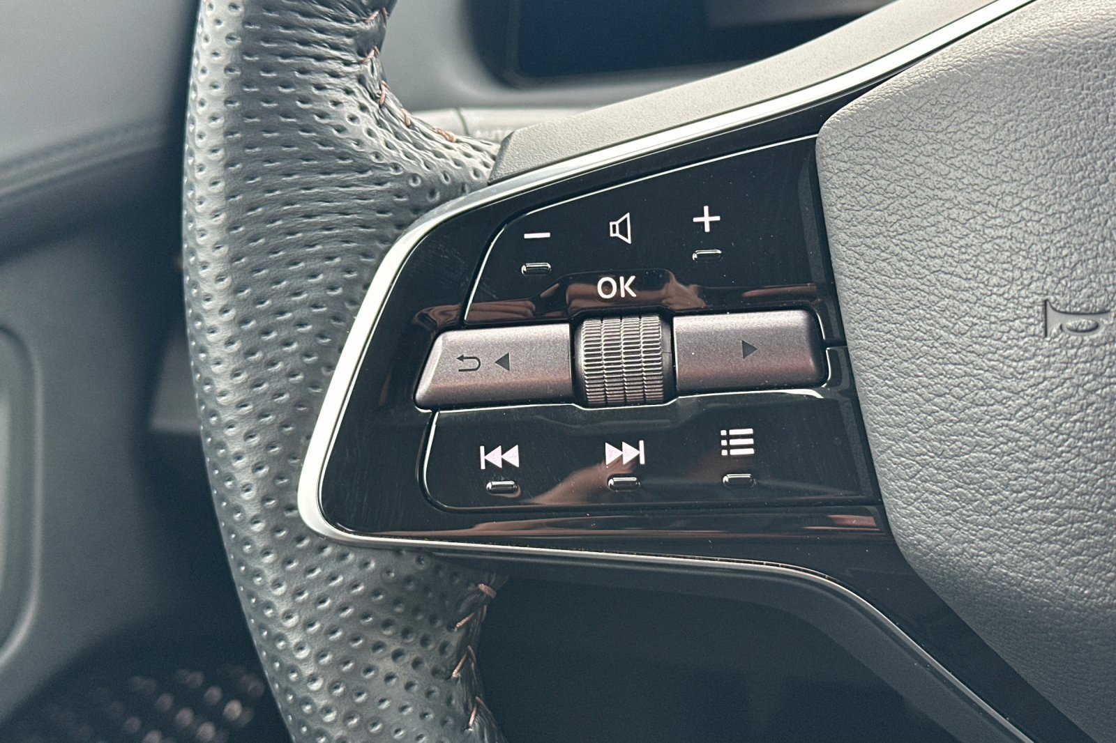 Certified 2024 Nissan Ariya AWD image 28