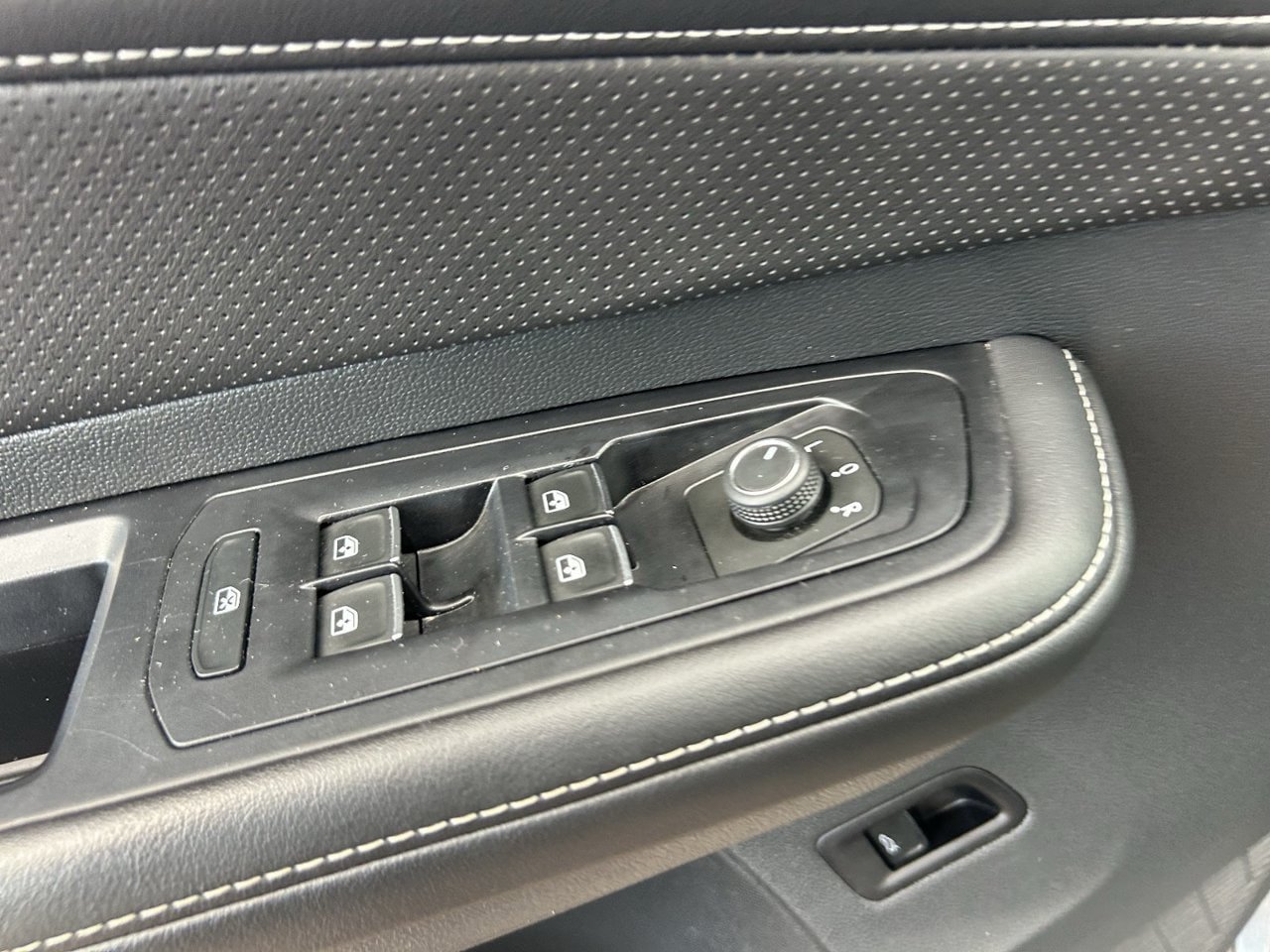 Used 2025 Volkswagen Atlas SE AWD/4WD image 32