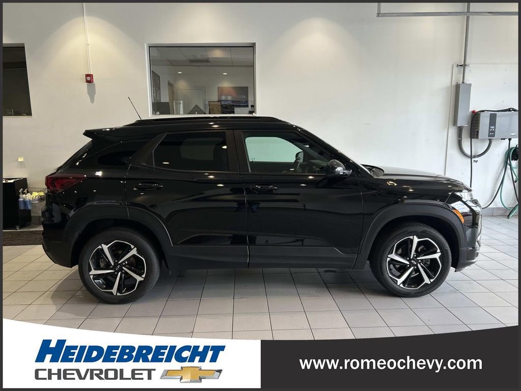 Certified 2023 Chevrolet TrailBlazer RS w/ Convenience Package image 2