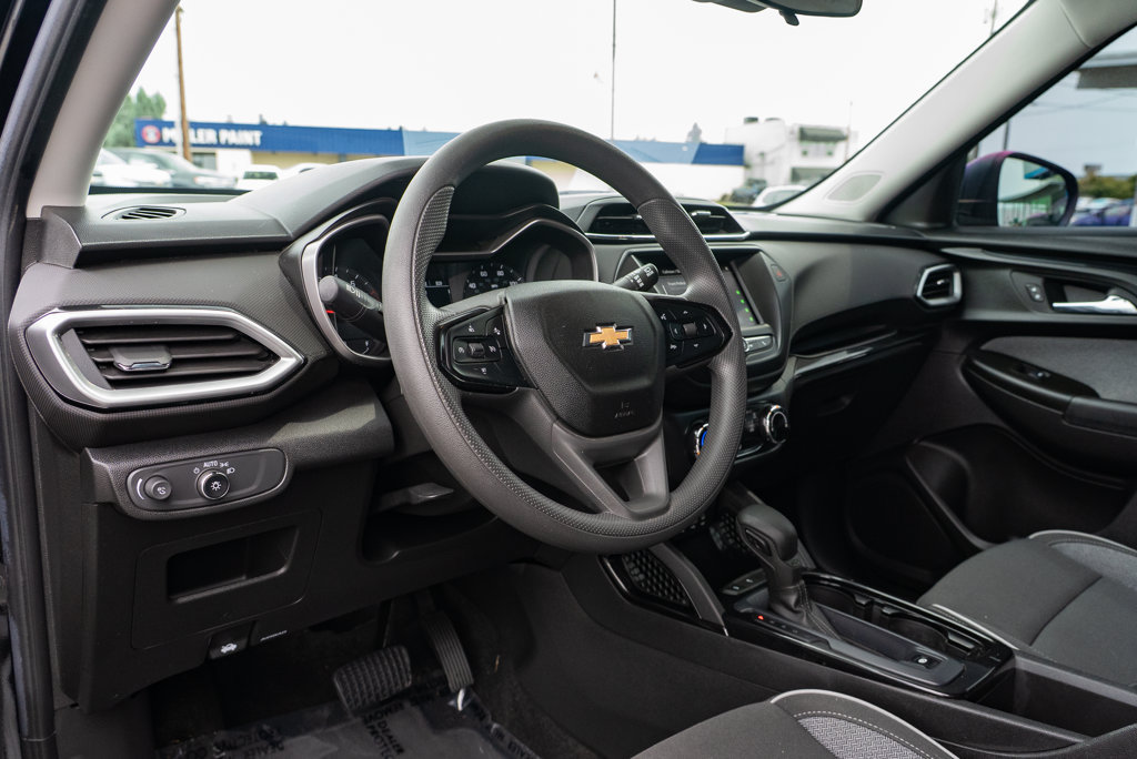 Used 2021 Chevrolet TrailBlazer LS w/ LPO, Blackout Package FWD image 23