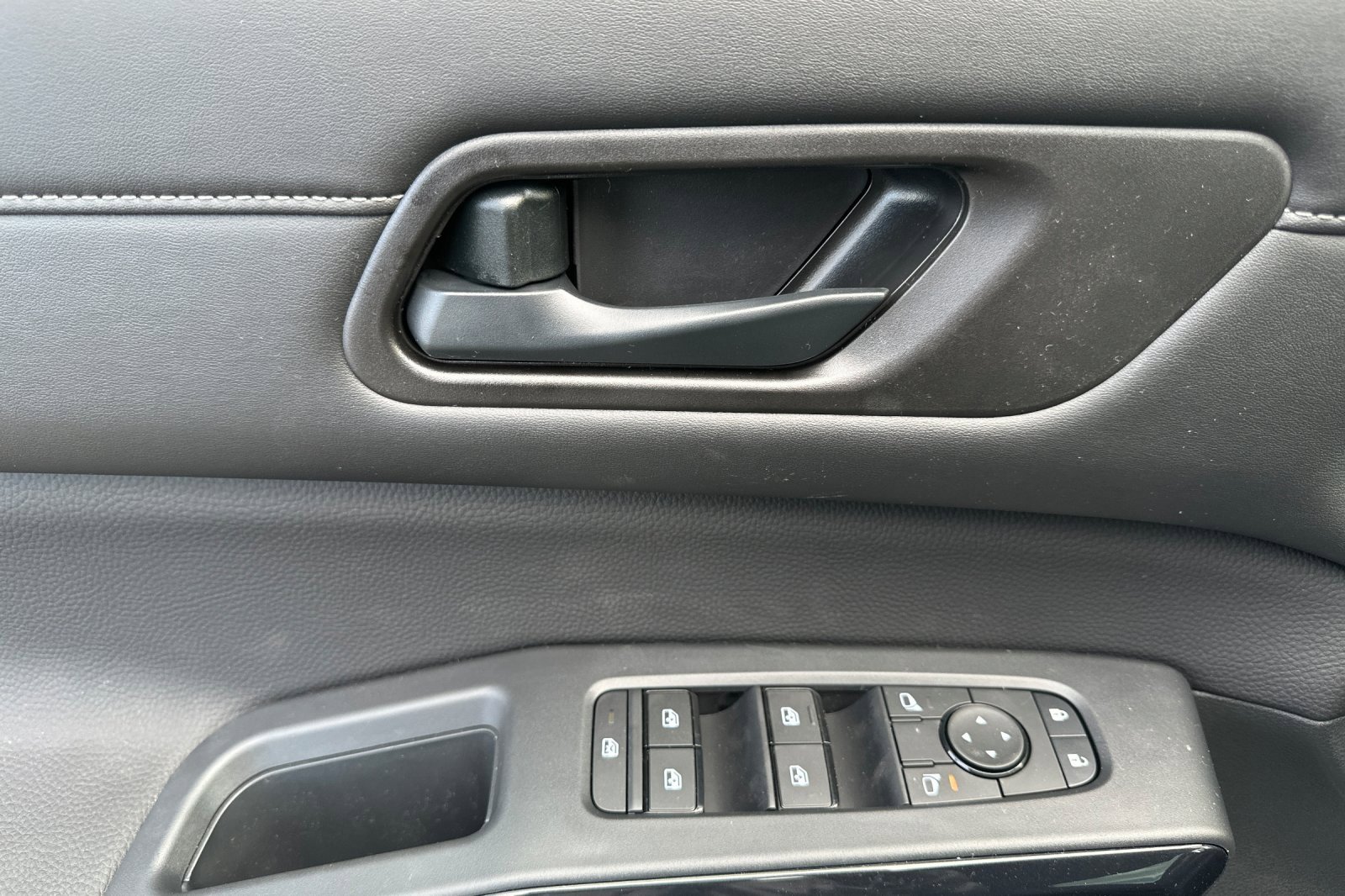 New 2025 Nissan Pathfinder SV w/ Black Appearance Package image 8