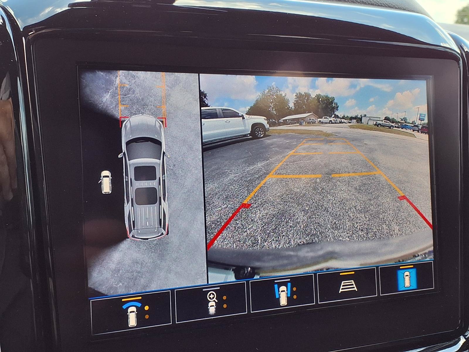 Used 2023 Chevrolet Traverse Premier FWD image 12